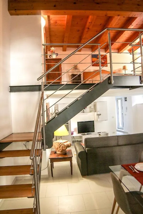 카타니아 Mega House 아파트